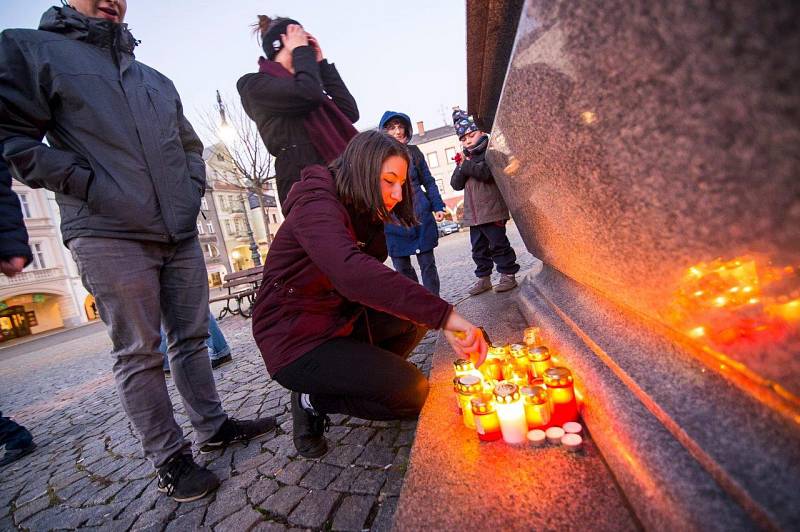 Oslava 17. listopadu u kašny na Krakonošově náměstí v Trutnově.