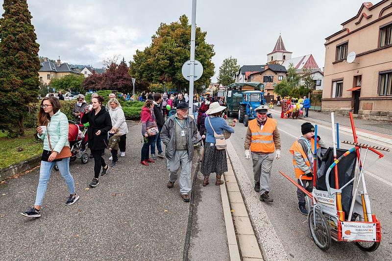 Lidé v Bílé Třemešné si užili Posvícenský průvod.