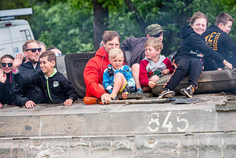 Sraz vojenské techniky u dělostřelecké tvrze Stachelberg přilákal stovky diváků.