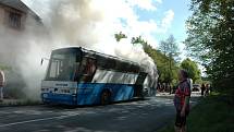 Zájezdní autobus vyhořel v Nemojově