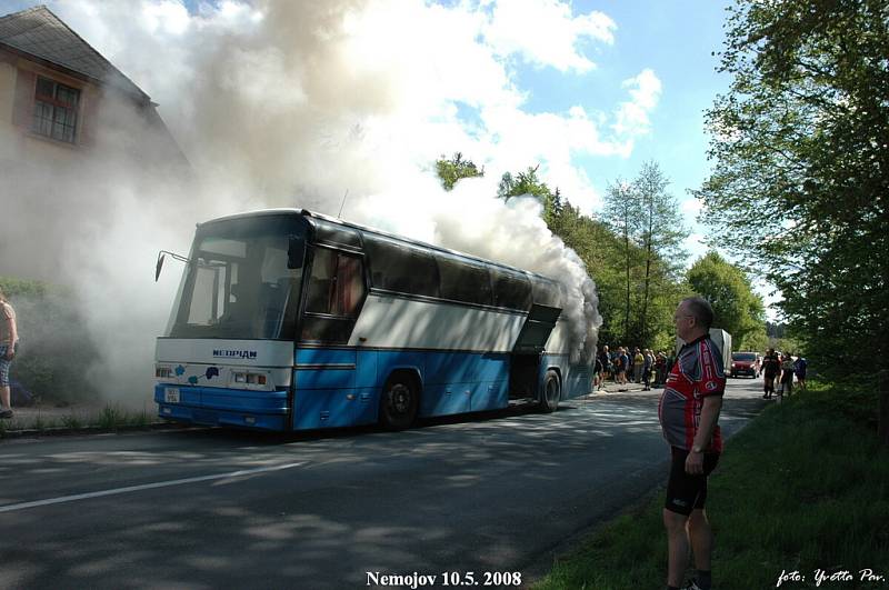 Zájezdní autobus vyhořel v Nemojově
