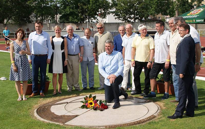 ČESKÝ REKORDMAN ve skoku dalekém byl jednou z hlavních hvězd turnovského memoriálu, při jehož slavnostním zahájení vzdali známé osobnosti tradičně hold Ludvíku Daňkovi.