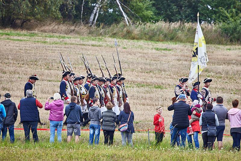 Na poli u Studence u Trutnova se střetli vojáci armád rakousko-saské a pruské, které bojovaly v bitvě v roce 1745.