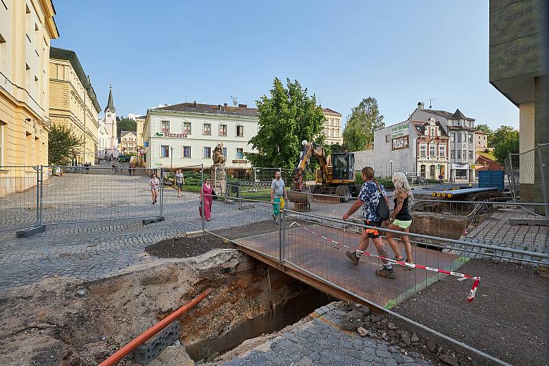 První část rekonstrukce pěší zóny v historickém jádru Trutnova se odehrává v úseku od Krakonošova náměstí po Svatojanské náměstí.