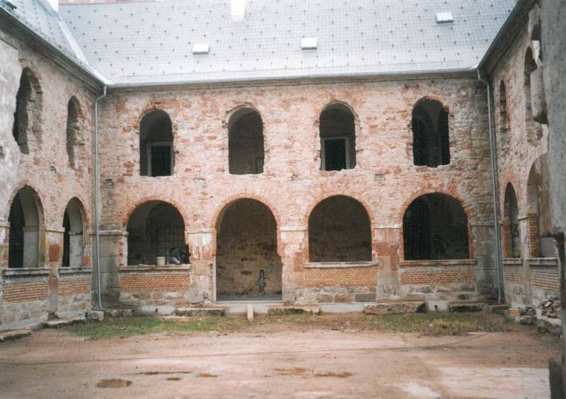 Nádvoří františkánského kláštera, rok 2006.