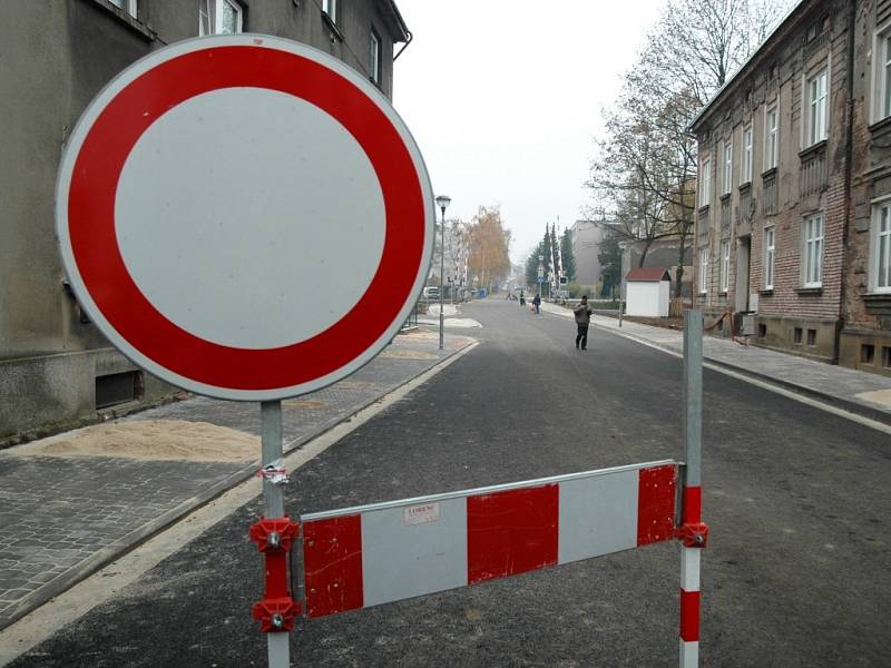 VČERA ZMIZELY ZÁTARASY z nové spojky mezi kruhovým objezdem u benzinky OMV na Polské ulici a trutnovským sídlištěm Výsluní.