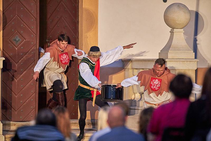 Prostředí barokního areálu hospitálu Kuks se proměnilo v jeviště muzikálu Noc na Karlštejně.