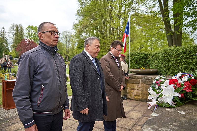 Letošní připomínka výročí konce 2. světové války na městském hřbitově v Trutnově.