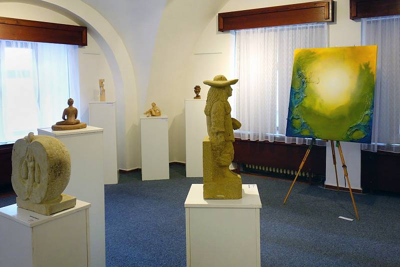 Z výstavy Spolku podkrkonošských výtvarníků ve Staré radnici na Krakonošově náměstí v Trutnově.