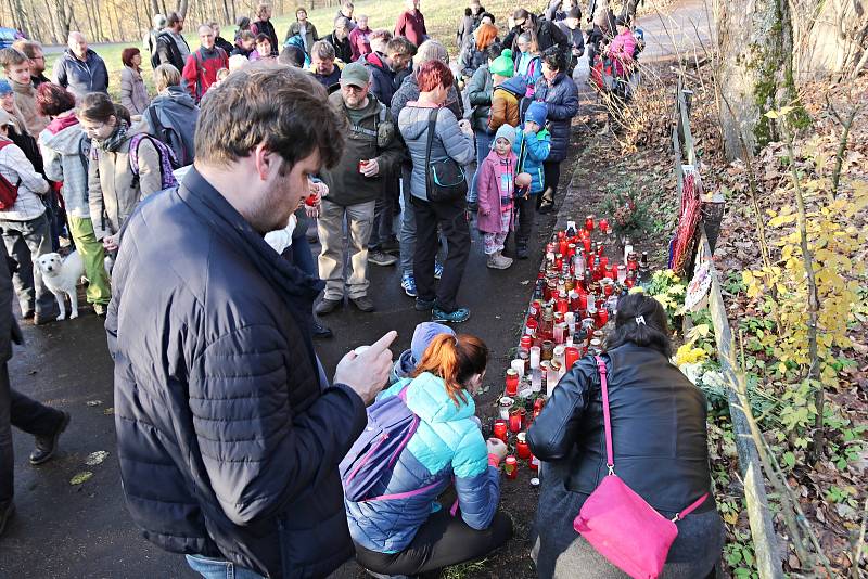 Celou neděli desítky lidí zapalovaly svíčky u chalupy Václava Havla na Hrádečku ve Vlčicích.