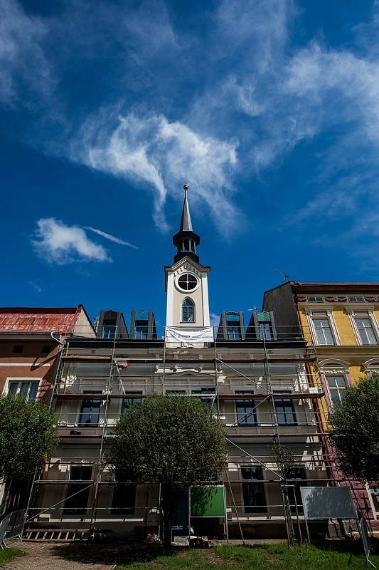 Historická věž bývalé radnice ve Svobodě nad Úpou z roku 1869 prochází důkladnou rekonstrukcí. Budovu staré radnice město přestavuje na sociální byty.