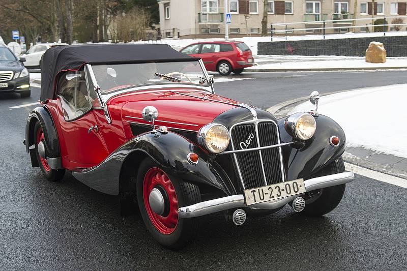 Veteran Car Club Dvůr Králové nad Labem pořádal v sobotu Tříkrálovou jízdu.