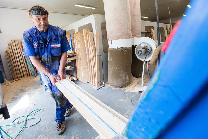 V Žacléři vyrábějí lyže pro Horskou službu