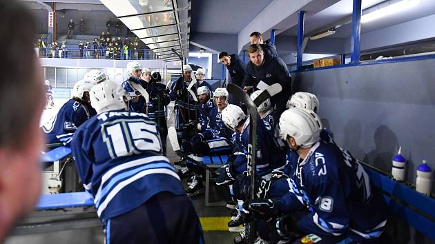 Od trenérů vrchlabští hokejisté přes léto dostávali hromadu dobrých rad, teď je musejí aplikovat v zápasové praxi.