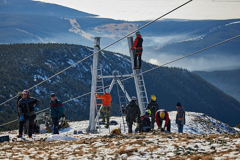 Vrtulník odstranil z lanovky na Sněžku jednu z podpěr ze vrcholové části. Další se rozebrala a zvýšila téměř o tři metry.