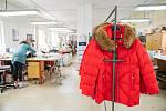 Trutnovská firma Kara je zachráněná, pracuje se v ní na plné obrátky na přípravě nové módní kolekce pro podzim a zimu.