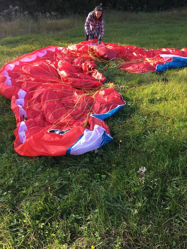 Záchrana paraglidistky pod Černou horou