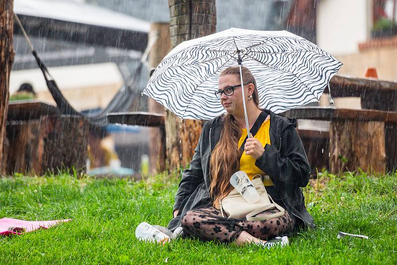 Koncert Michala Hrůzy s kapelou na Štěrbově vile u Přehrady Les Království.