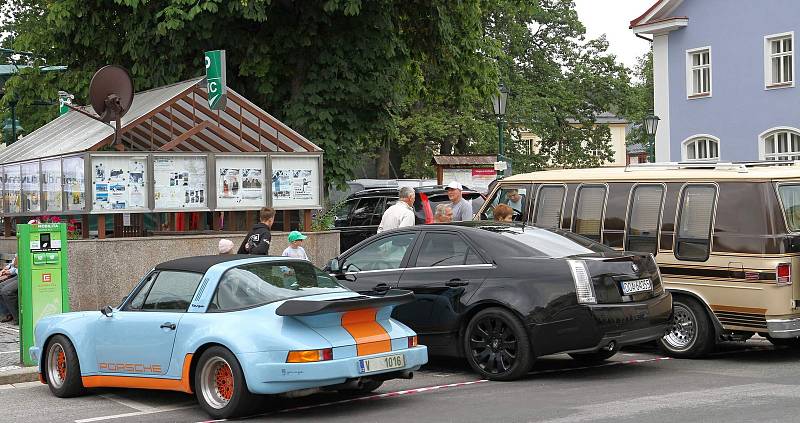 Sraz amerických vozidel a motocyklů ve Vrchlabí.