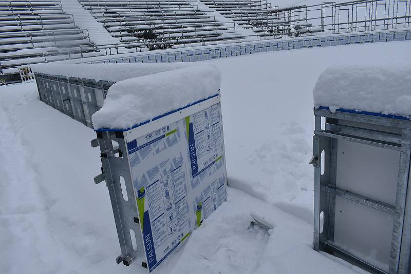 Tady se měl hrát hokej pod širým nebem při Winter Hockey Games. Tribuny a ledová plocha vyrostly ve Špindlerově Mlýně v areálu Svatý Petr.