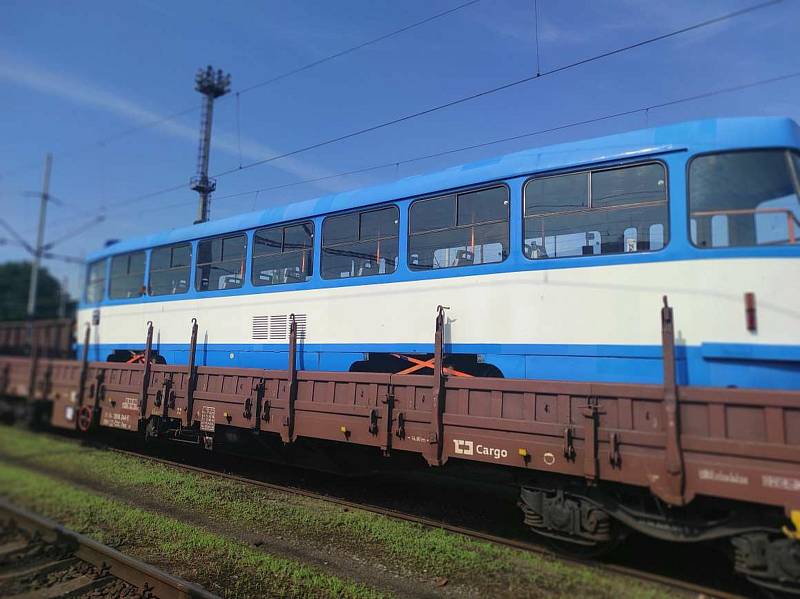 Spolek Přítel Krkonošského metra zakoupil čtyři vysloužilé tramvaje od Dopravního podniku Ostrava a v červenci je převezl na vlakové nádraží do Rokytnice nad Jizerou, kde nyní stojí.