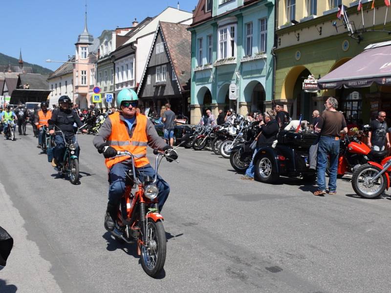 Motorkářské požehnání a FMX show - skoky přes náměstí ve Vrchlabí.