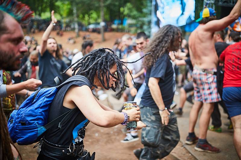 Fanoušci si plnými doušky užívají festival nejtvrdší hudby Obscene Extreme v Trutnově.