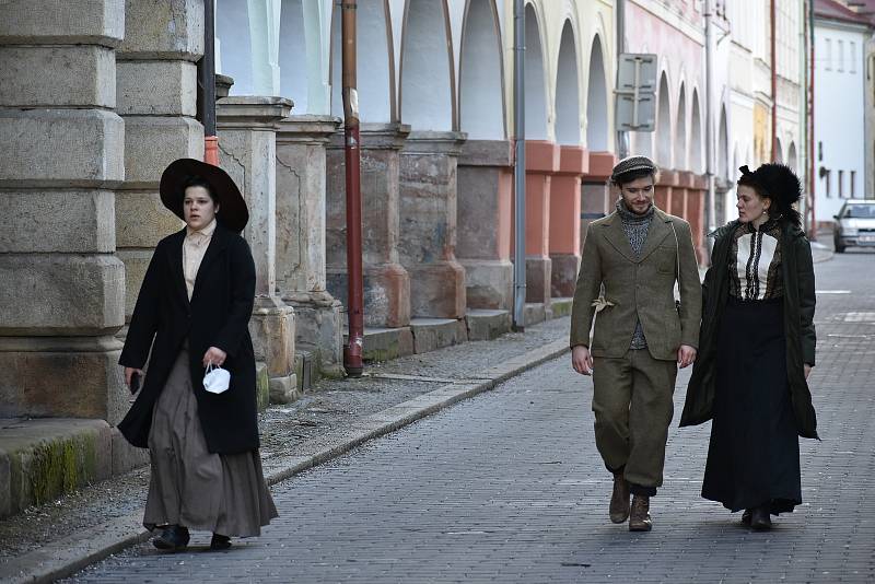 Natáčení filmu Poslední závod, které vypráví příběh lyžařů Hanče, Vrbaty a Ratha, na náměstí v Hostinném v neděli 28. února.