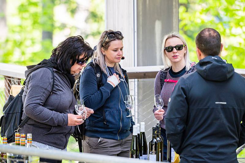 Vinná Stezka. Na krkonošské turistické atrakci ochutnávali návštěvníci tuzemská i zahraniční vína.