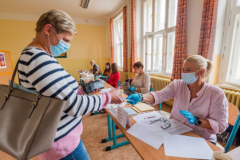 V budově trutnovského gymnázia patří hned tři učebny volebním místnostem. Volí v nich lidé z padesáti trutnovských ulic.