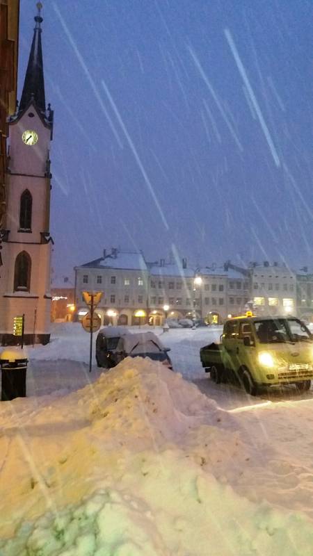 Ranní sníh v centru Trutnova