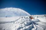 Mezi chatou Výrovka a Luční boudou v Krkonoších řádily rolba a fréza, které rozhrnovaly sníh z cesty. Mantinely sněhu dosahovaly až pěti metrů.