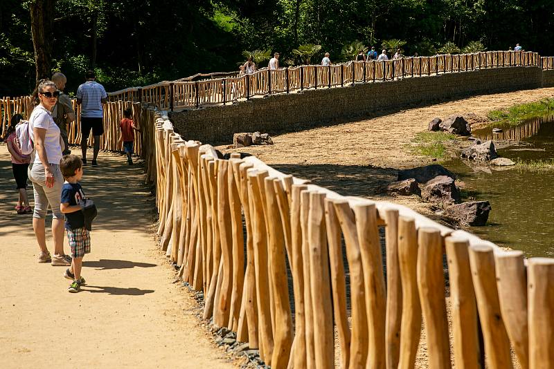 Safari Park Dvůr Králové otevřel novou cestu podél Jezera hrochů, nahradila 50 let starý most.