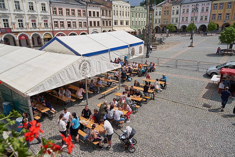 Patnáctý ročník Trutnovských vinařských slavností byl věnován památce Jiřího Frýby, který byl členem pořádajícího spolku Přátelé dobrého vína.