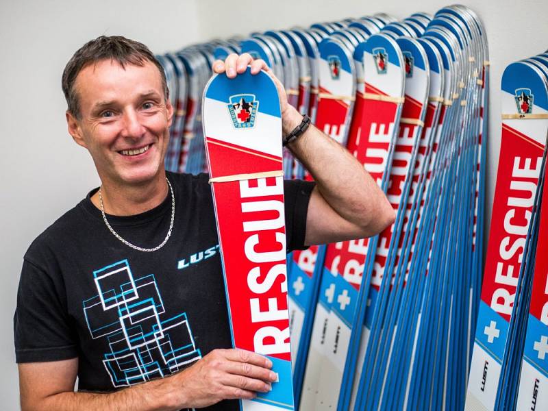 Milan Luštinec začínal na koleni v garáži, měl smůlu na společníky. V těžkých začátcích ho zachránila objednávka na sto snowboardů od rakouské firmy, na jehož zástupce vydržel čekat čtyři hodiny na smluveném místě v hotelu.
