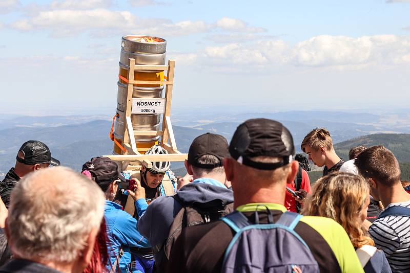 Obdivuhodný výkon. Zdeněk Pácha vynesl na Sněžku 211 kilo, tři plné pivní sudy, a zapsal se do české knihy rekordů.