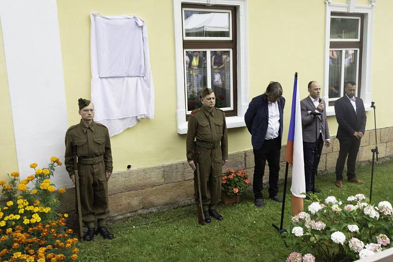 Krkonošská obec Studenec odhalila plukovníkovi Václavu Knotkovi pamětní desku na domě, ve kterém žil.