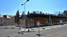 Nové autobusové nádraží v Hostinném se dočká uvedení do provozu až po umístění dodatečných bezpečnostních prvků.