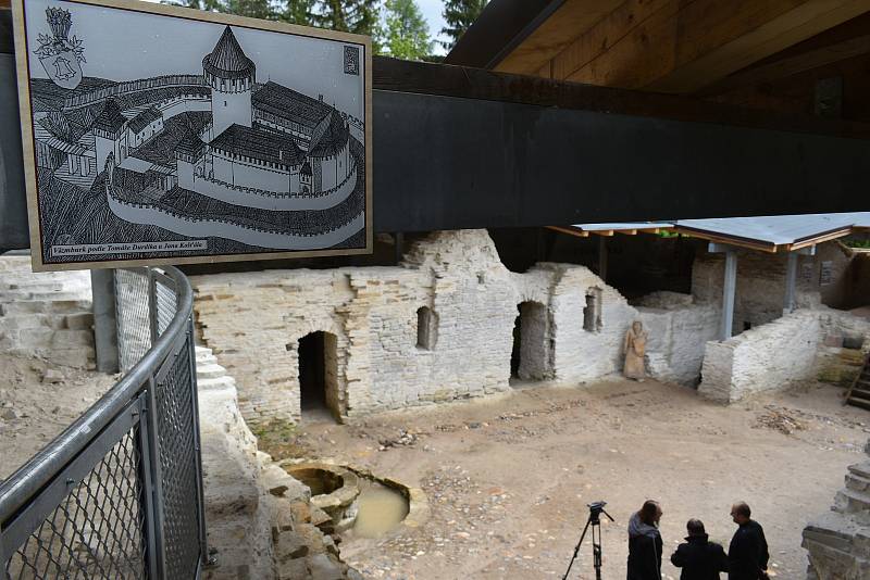 Hrad Vízmburk je po obnově a rozsáhlé rekonstrukci oficiálně přístupný veřejnosti.