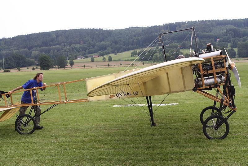 Letecký den ve Dvoře Králové byl oslavou 70. výročí založení místního letiště. Tisíce diváků nadchl špičkový akrobatický pilot Martin Šonka, dvorský rodák.