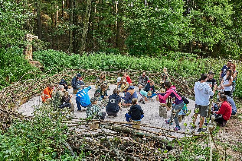 Pokřtěno! První hřiště na světě pro stone balancing nebo-li vyvažování kamenů bylo v sobotu otevřeno u lesní plovárny Retropark Sejfy v Mladých Bukách.