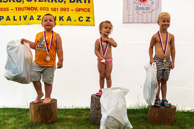 Desátého ročníku Párkyády v Petříkovicích u Trutnova se zúčastnil rekordní počet 35 účastníků.