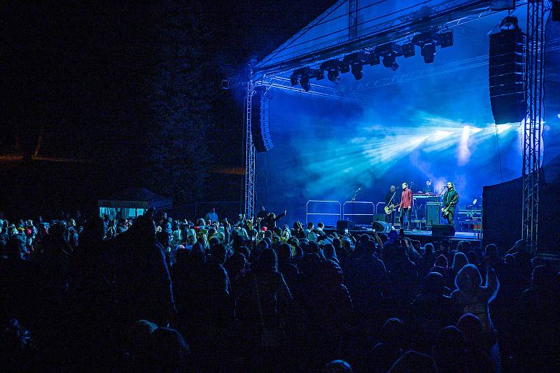 Koncert kapely Chinaski v Trutnově na Bojišti.