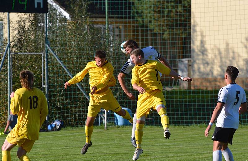 Fotbalisté z Lomnice nad Popelkou si na půdě Košťálova zajistili skok na první místo.