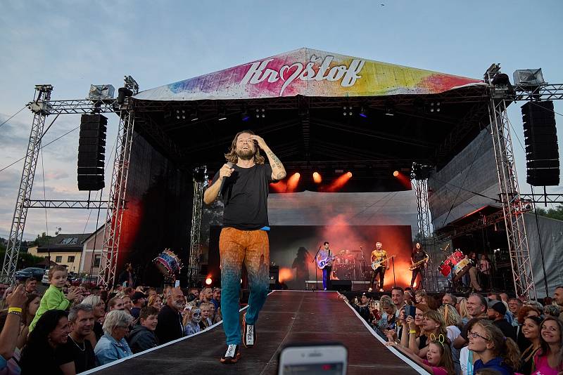 Koncert kapely Kryštof na Chotěvické pouti.