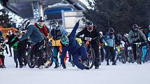 Při závodě Chinese Downhill sjížděli bikeři červenou sjezdovku ve Svatém Petru ve Špindlerově Mlýně.