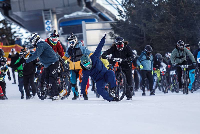 Při závodě Chinese Downhill sjížděli bikeři červenou sjezdovku ve Svatém Petru ve Špindlerově Mlýně.