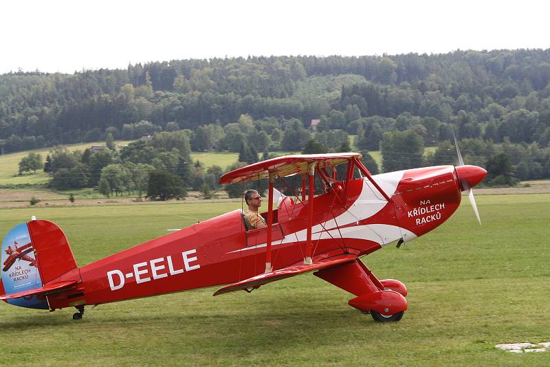 Letecký den ve Dvoře Králové byl oslavou 70. výročí založení místního letiště. Tisíce diváků nadchl špičkový akrobatický pilot Martin Šonka, dvorský rodák.