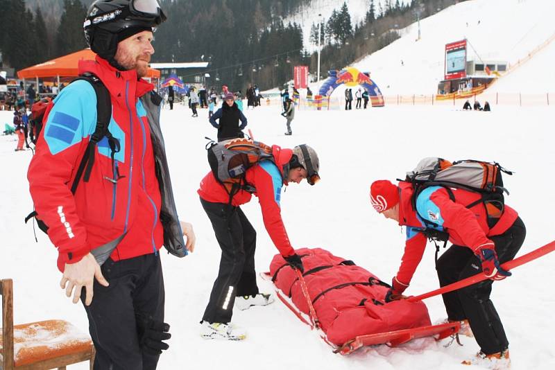 Svatý Petr koukal. Červenou sjezdovku ovládli milovníci adrenalinu a rozpálili to šusem z kopce