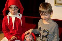 Nejspokojenějším a nejpřekvapenějším letošním divákem byl Toník Marek. Jako nejpilnější divák si domů odnášel pravou marionetu Kašpárka.